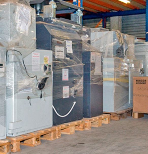 Réfrigérateurs emballlés dans un entrepot.