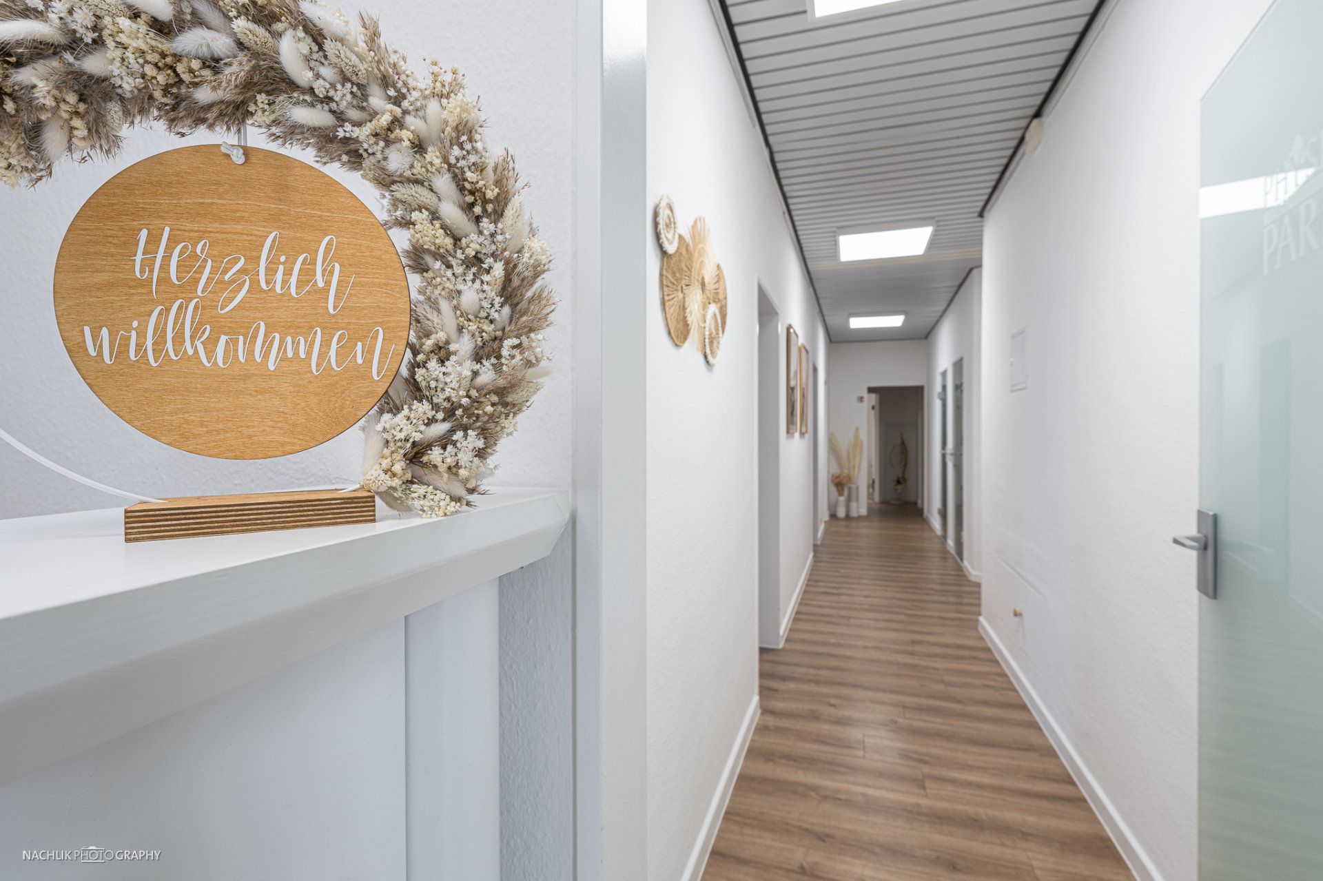 Herzlich Willkommen-Schild auf der Empfangstheke