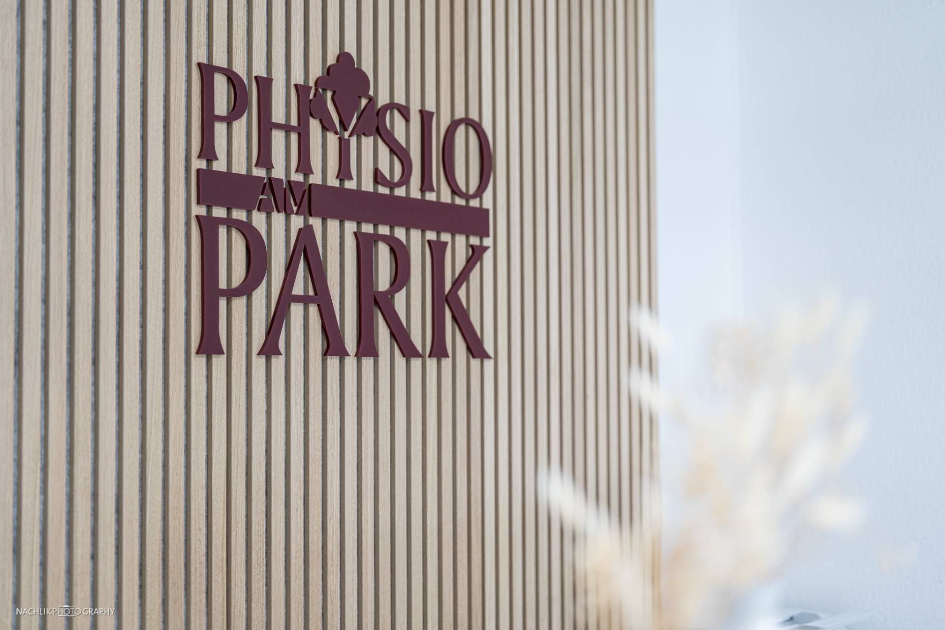 Eingangschild der Physiotherapie Physio am Park