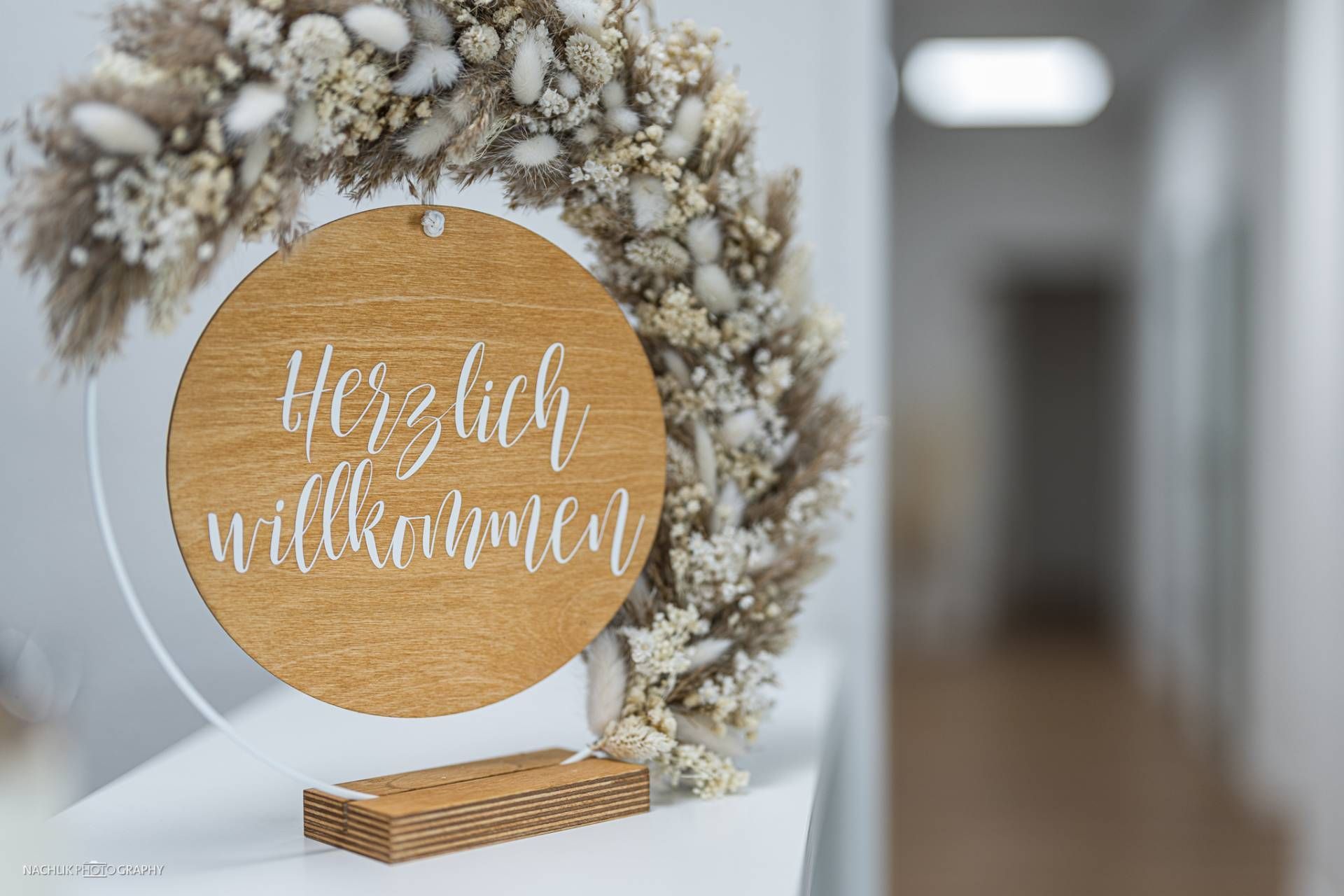 Herzlich Willkommen-Schild auf der Empfangstheke