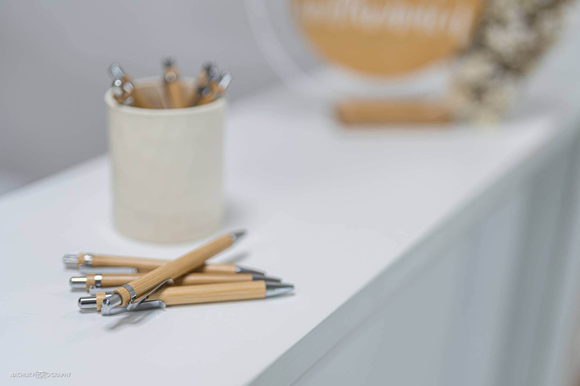 Stifte in einem Gefäß auf der Empfangstheke
