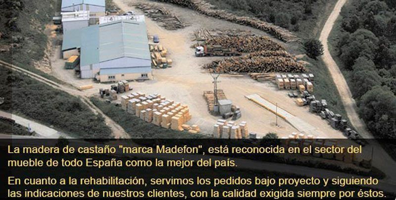 Una vista aérea de una fábrica de madera con texto en español.