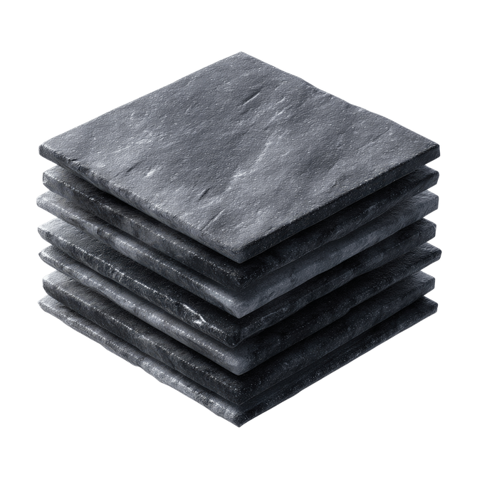 Empilement de carreaux d'ardoise gris foncé sur fond blanc