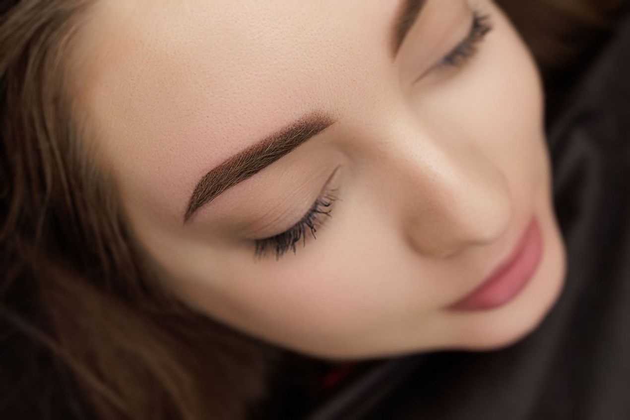 Un primer plano del rostro de una mujer con los ojos cerrados.