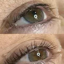 Una fotografía de antes y después del ojo de una mujer con pestañas largas.