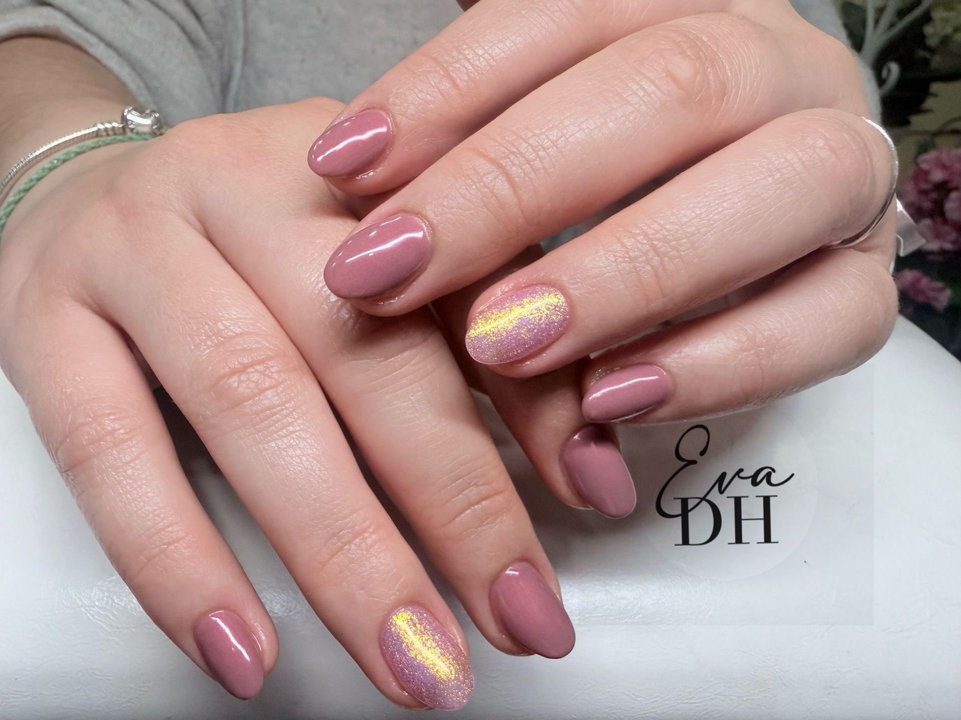 Un primer plano de las manos de una mujer con manicura francesa.