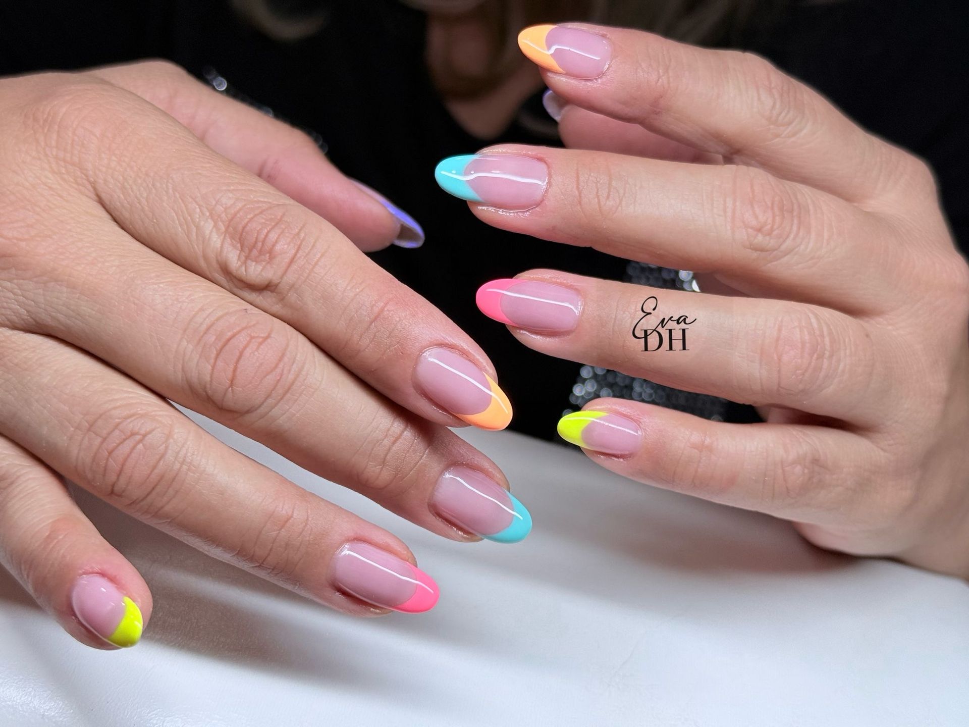 Un primer plano de las uñas de una persona en Dan Nails.