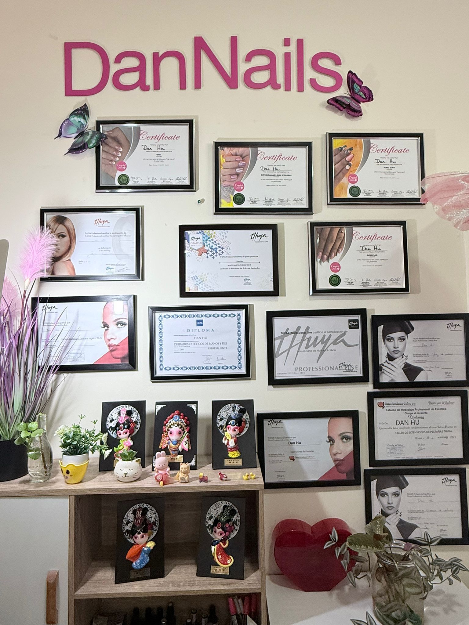 Una pared con muchos cuadros y la palabra dannails escrita en ella.