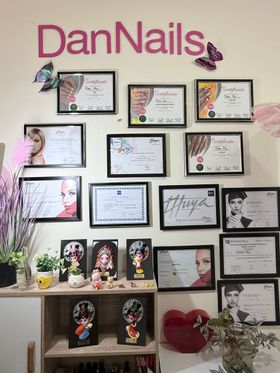 Una pared con muchos cuadros y la palabra dannails escrita en ella.