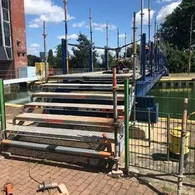 Eine Brücke über ein Gewässer vom Mike Karbange Gerüstbau