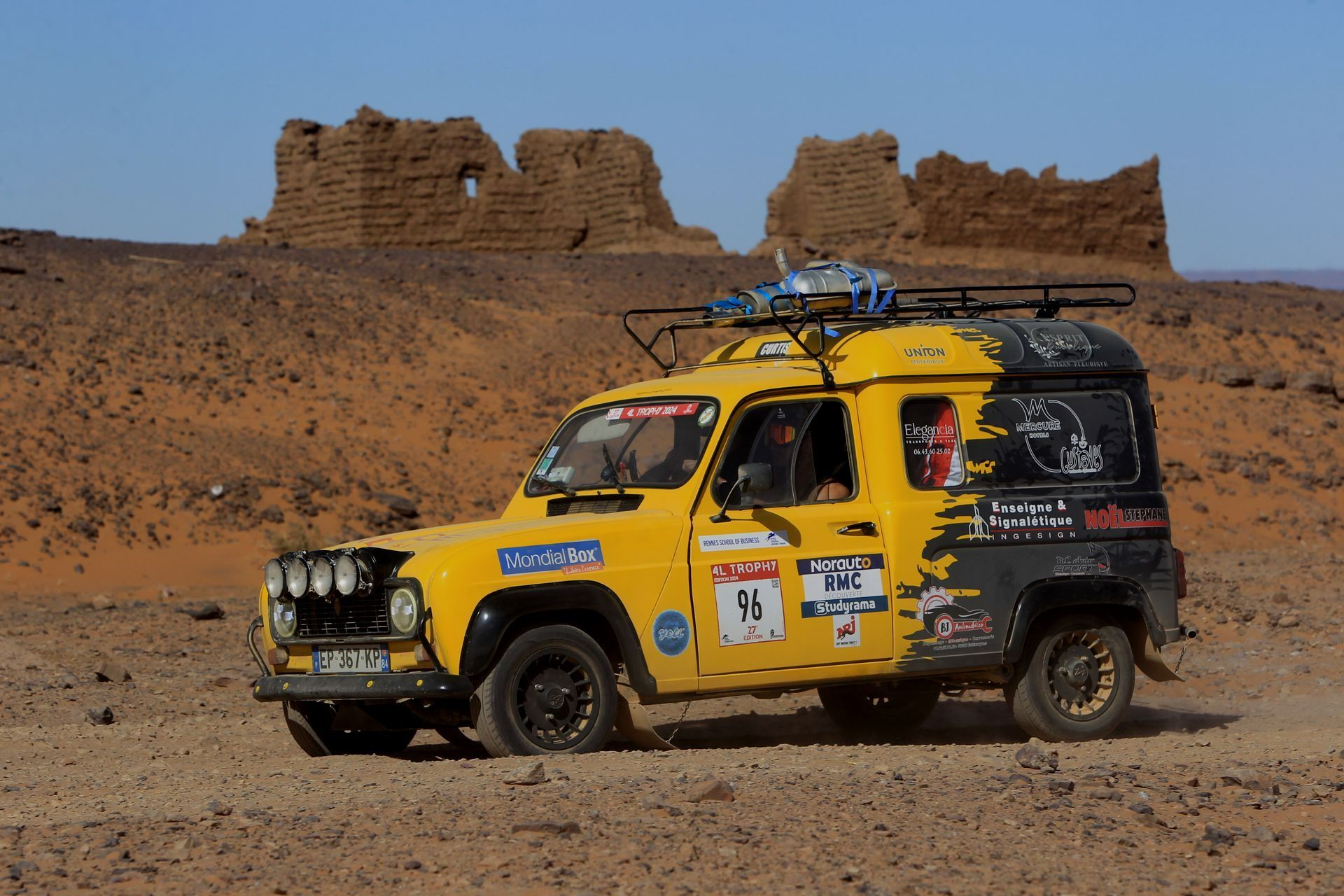 Une voiture floquée à l'occasion du 4L Trophy.
