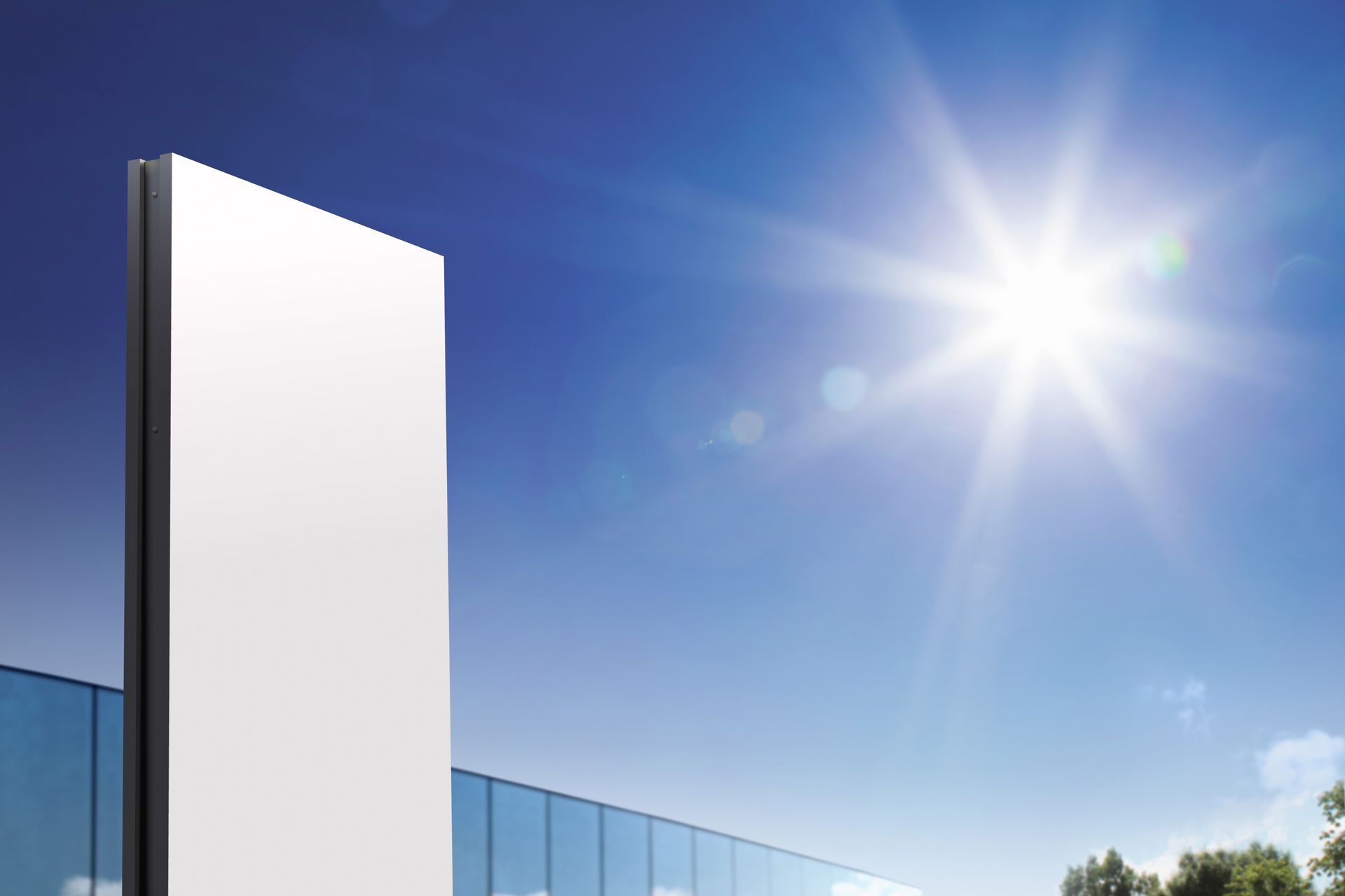 Panneau publicitaire blanc sur un ciel bleu éclatant