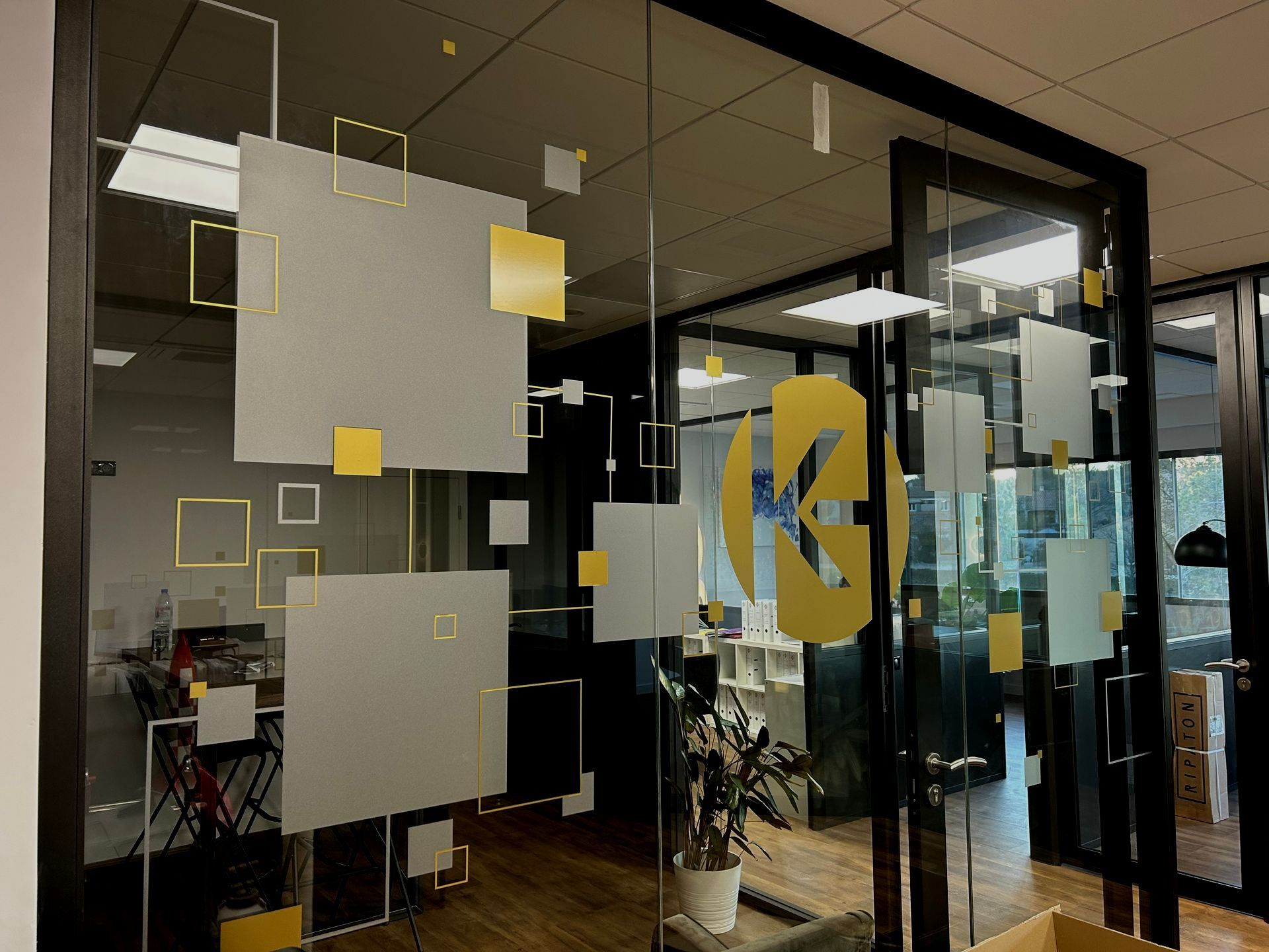 Une vitrophanie d'entreprise pour un cabinet d'avocats.