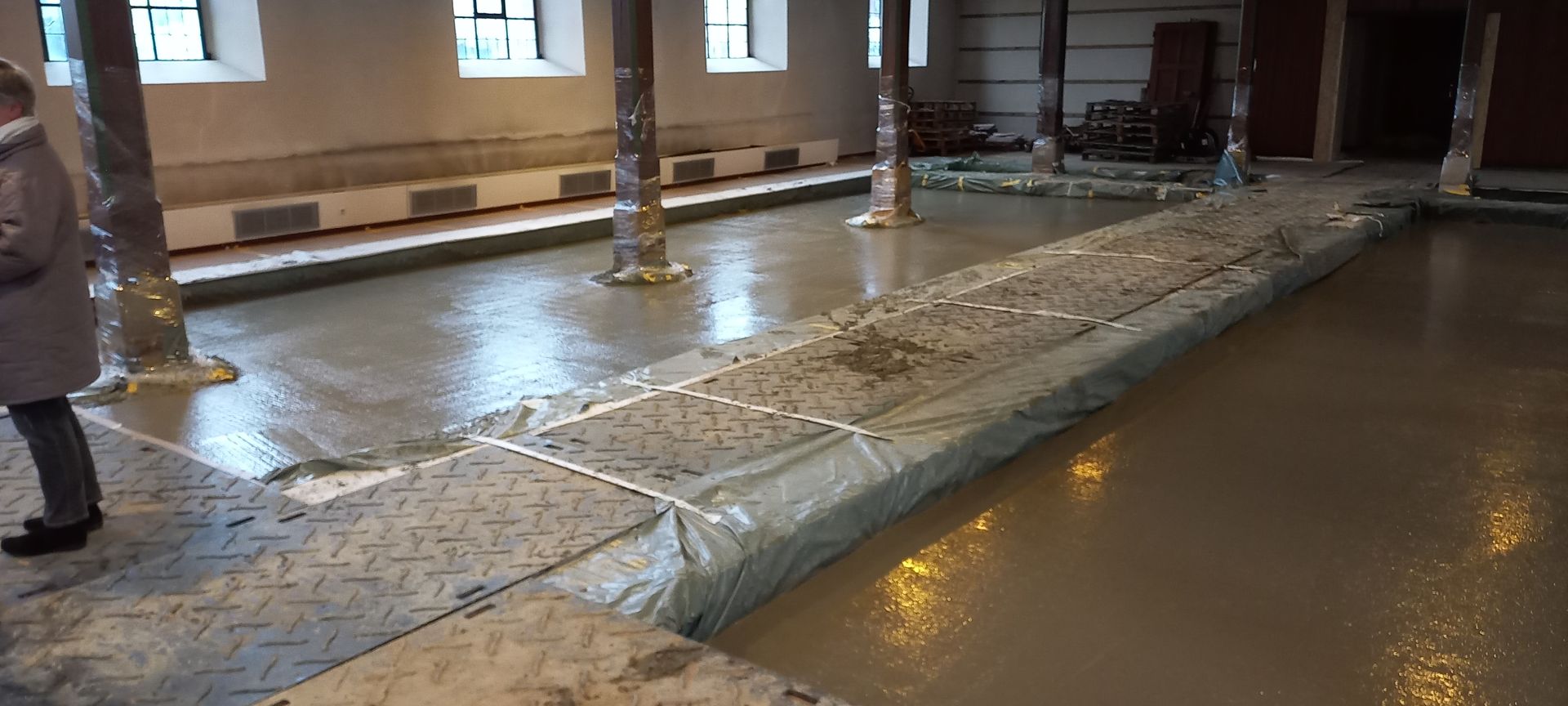 Raum mit viel Beton auf dem Boden.