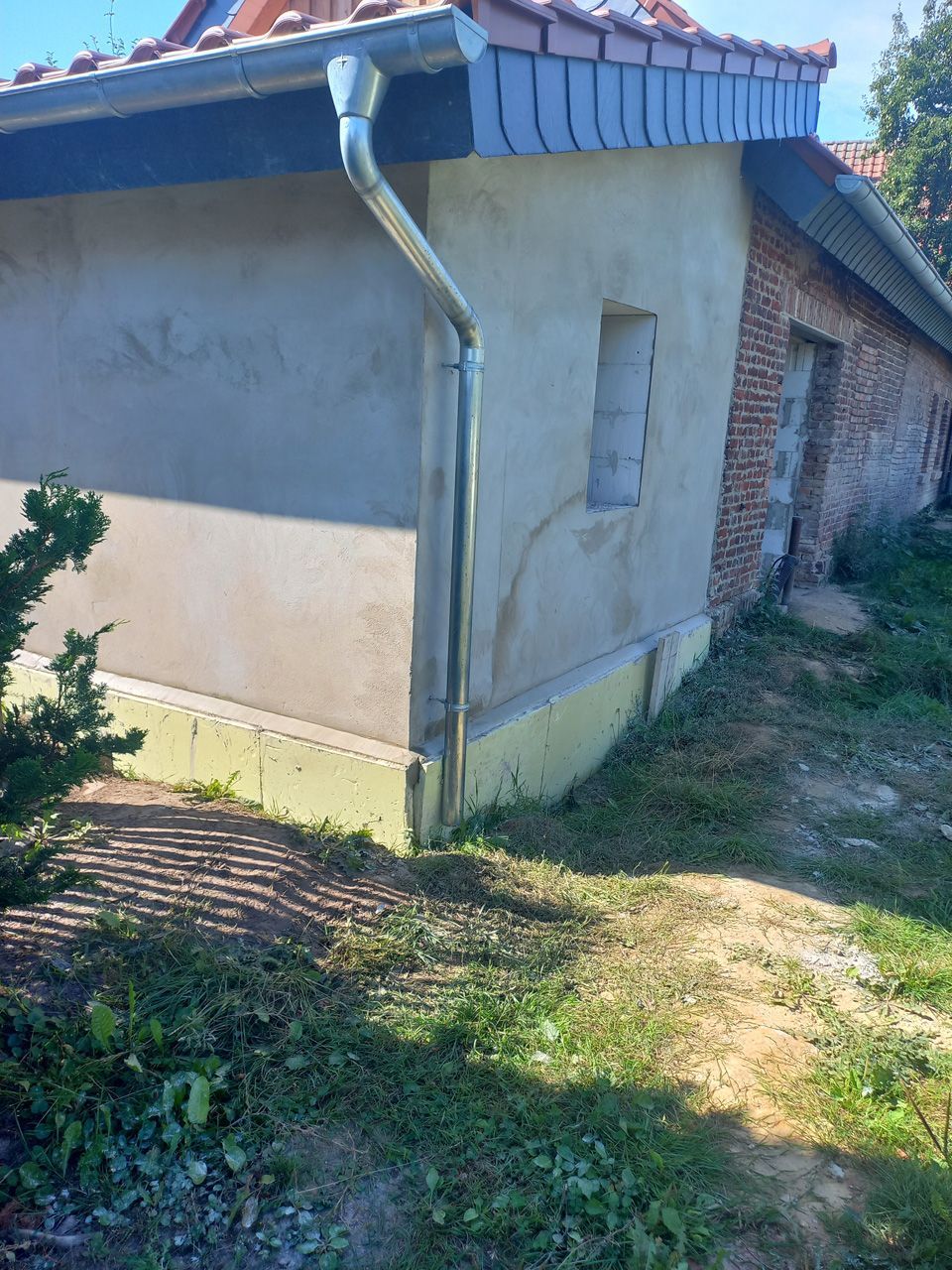 Haus mit einer Dachrinne an der Seite.