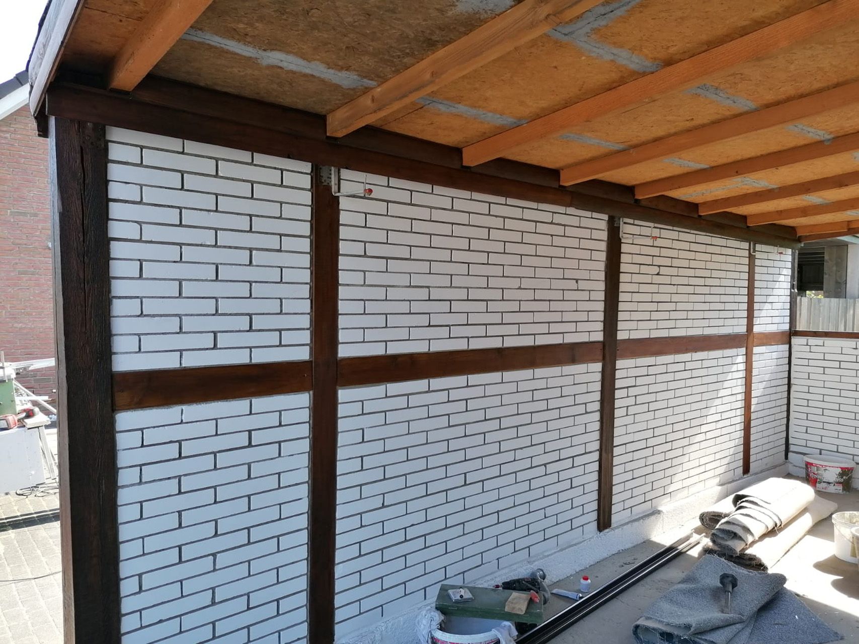 Weiße Ziegelwand mit einem Holzrahmen.