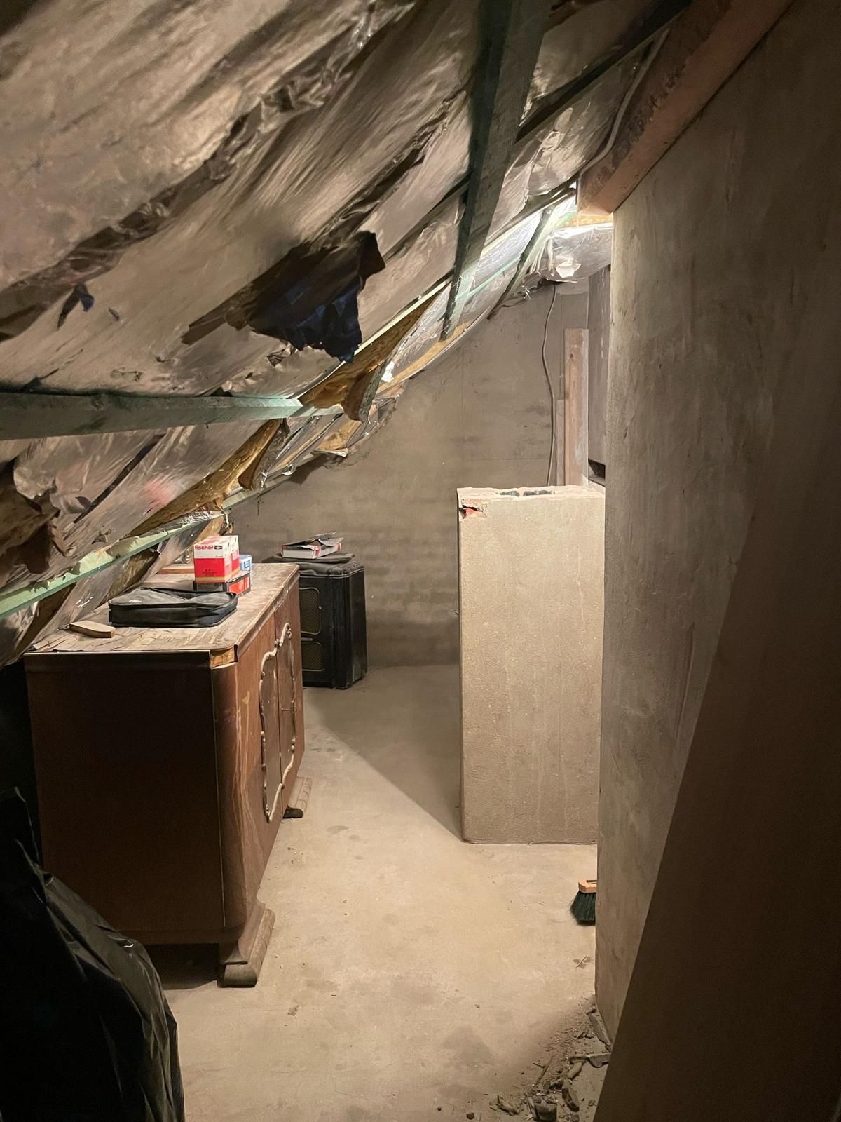 Ein Zimmer mit einer Kommode und einem Schrank darin.