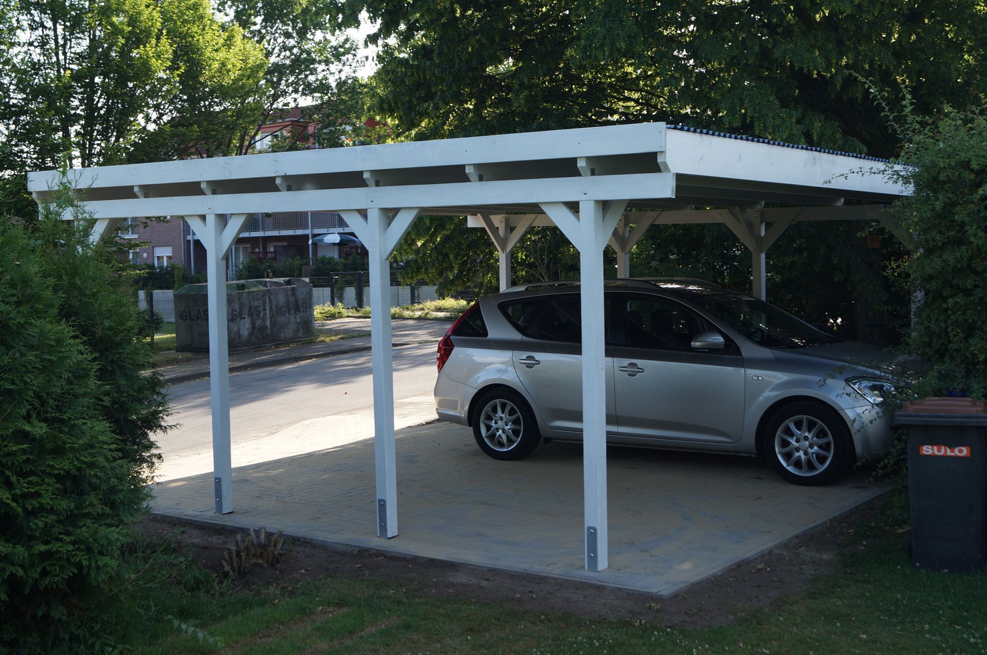 Carport mit Auto darunter.