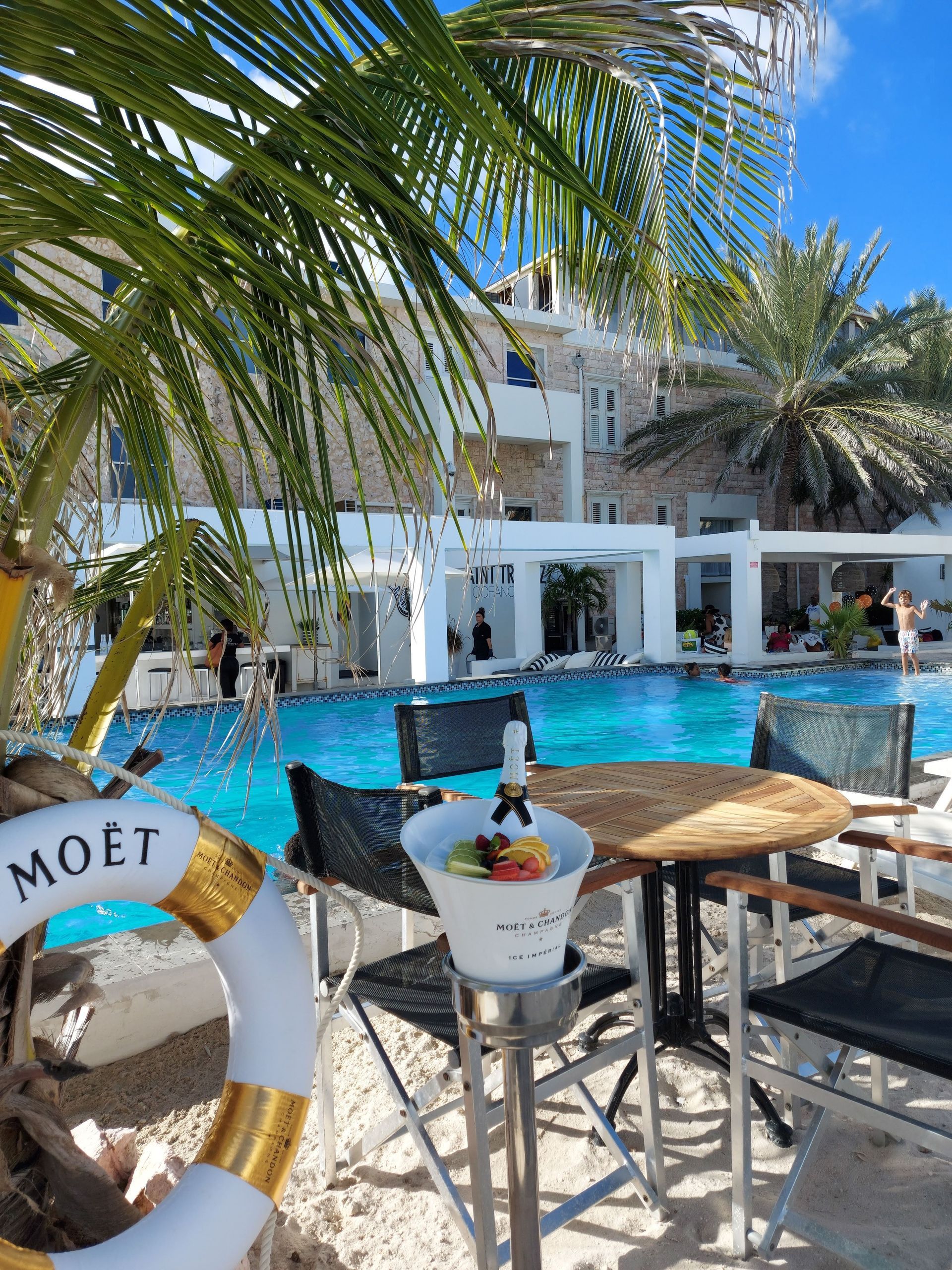 Een zwembad met een reddingsboei waarop 'moet' staat