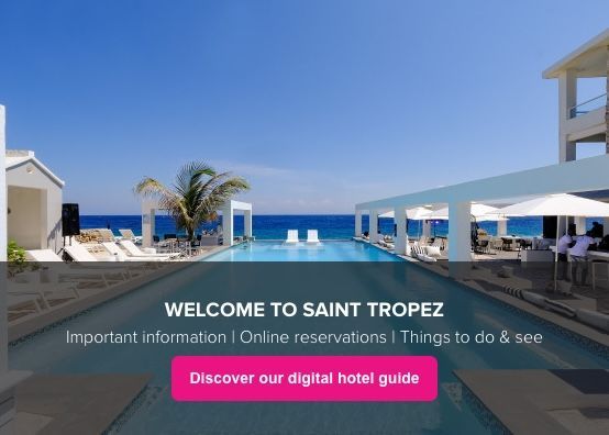 Een zwembad met een roze knop met de tekst 'Ontdek onze digitale hotelgids'