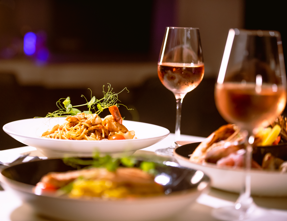 Een bord eten en een glas wijn op tafel