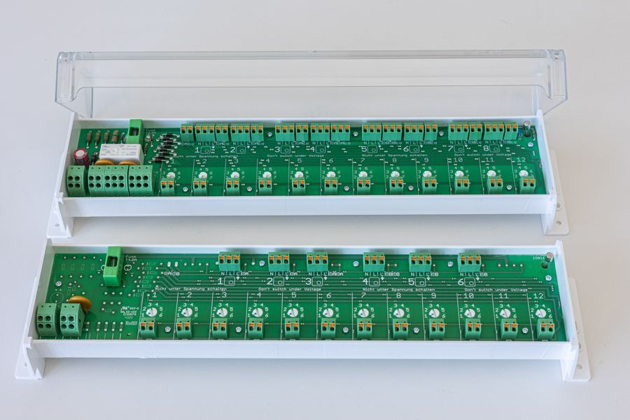 Zwei elektronische Geräte liegen übereinander auf einem Tisch.