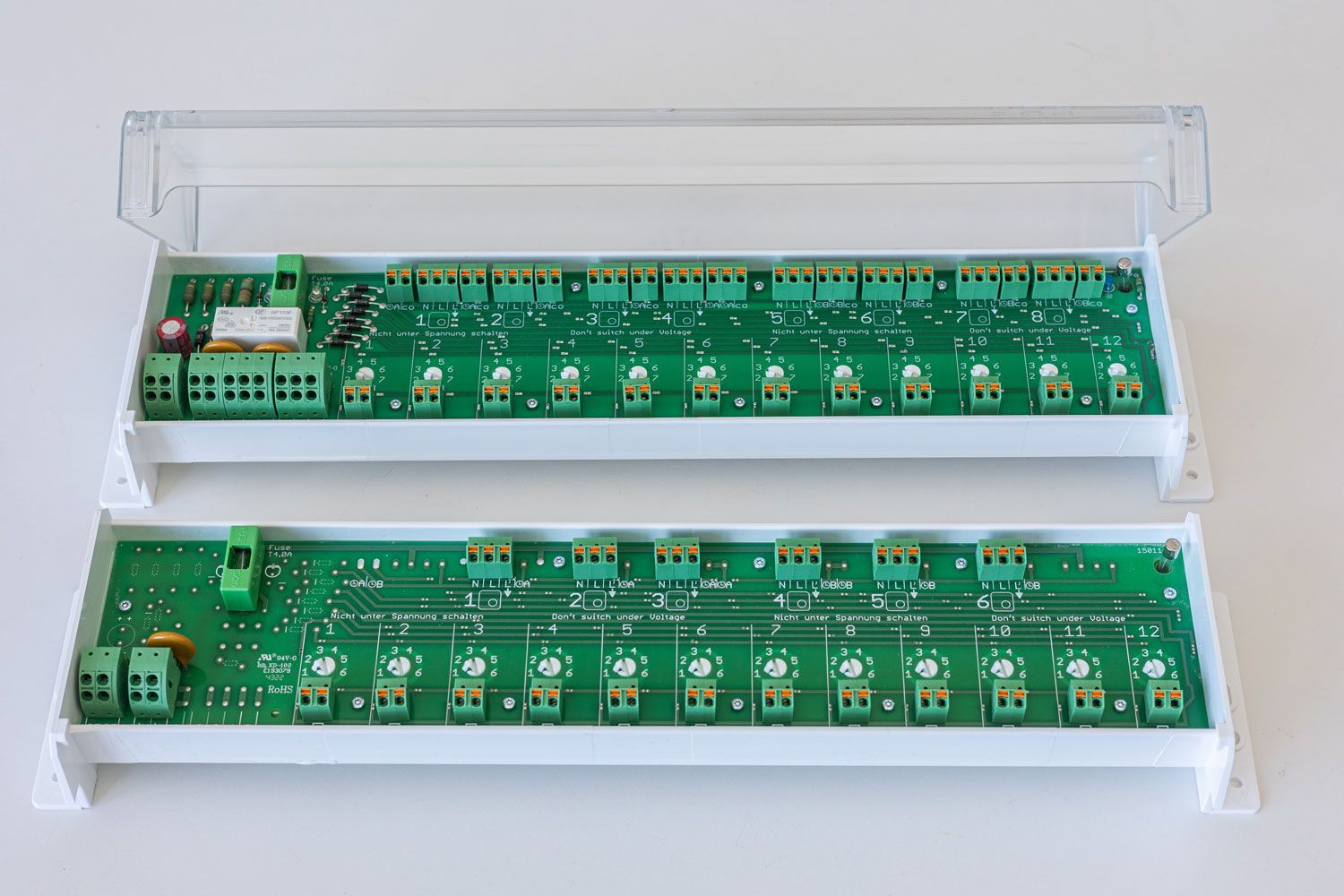 Zwei elektronische Geräte liegen übereinander auf einem Tisch.