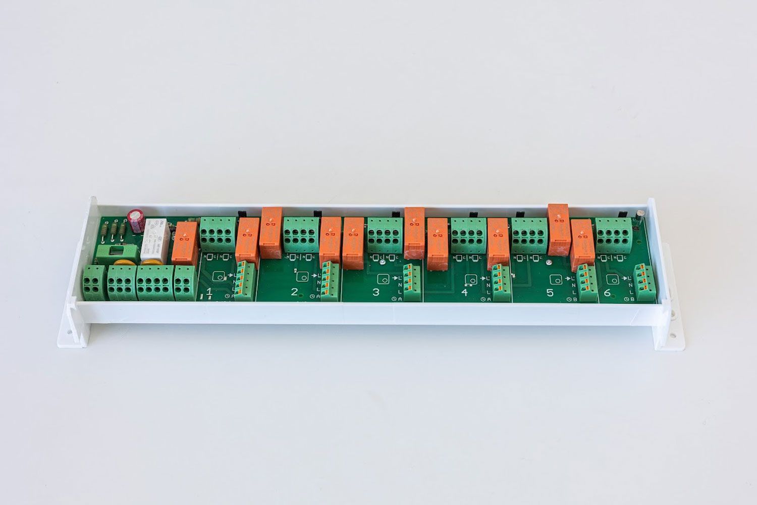Eine Box mit vielen elektronischen Komponenten darin.