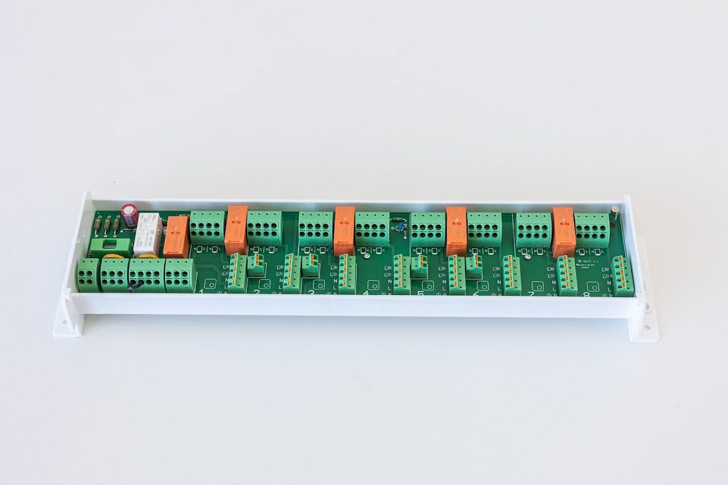 Eine Box mit vielen elektronischen Komponenten darin.