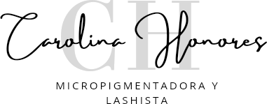 Logotipo con “Carolina Honores” en letra cursiva negra y “Micropigmentadora y Lashista” en mayúsculas grises sobre fondo blanco.