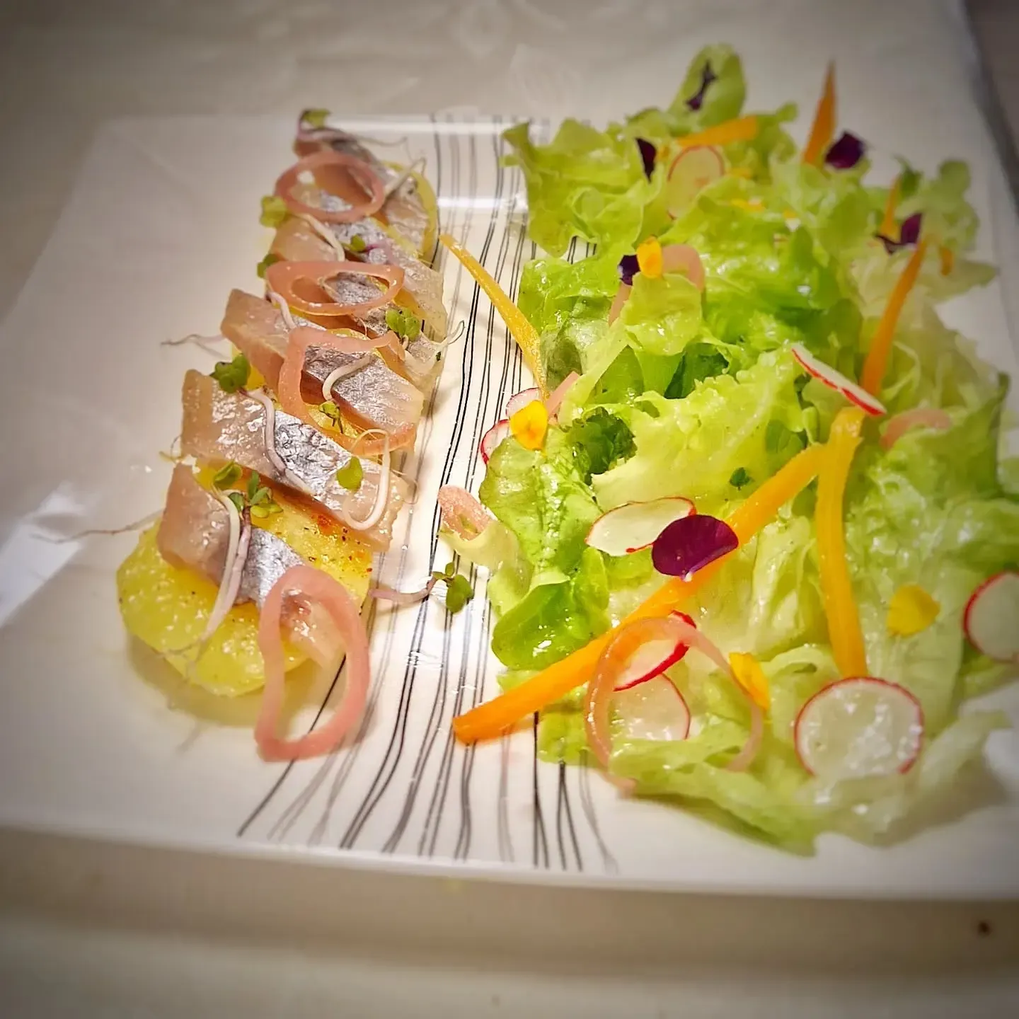 Salade avec poisson fumé