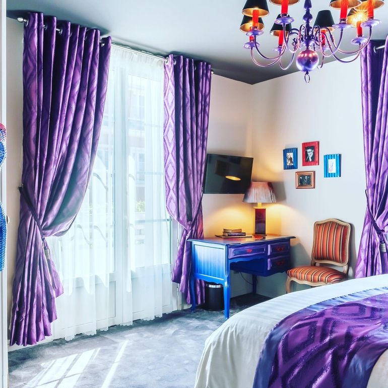 Chambre avec bureau, lustre et décoration colorée