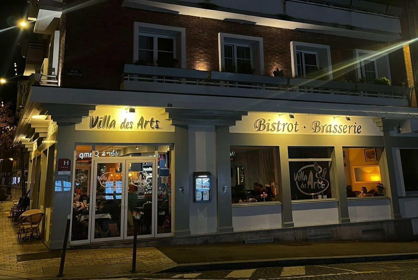 Devanture du restaurant de l'hôtel