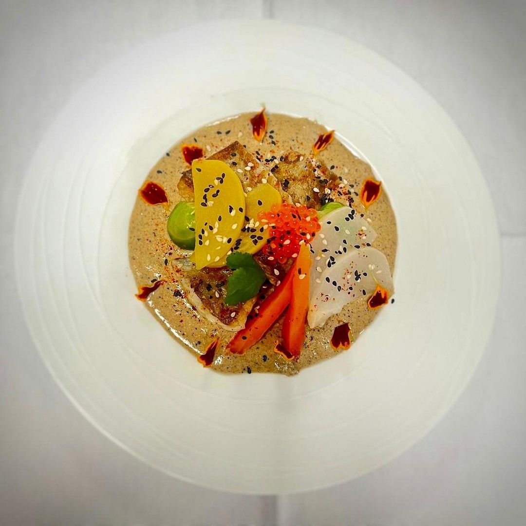 Plat signature avec légumes et sauce