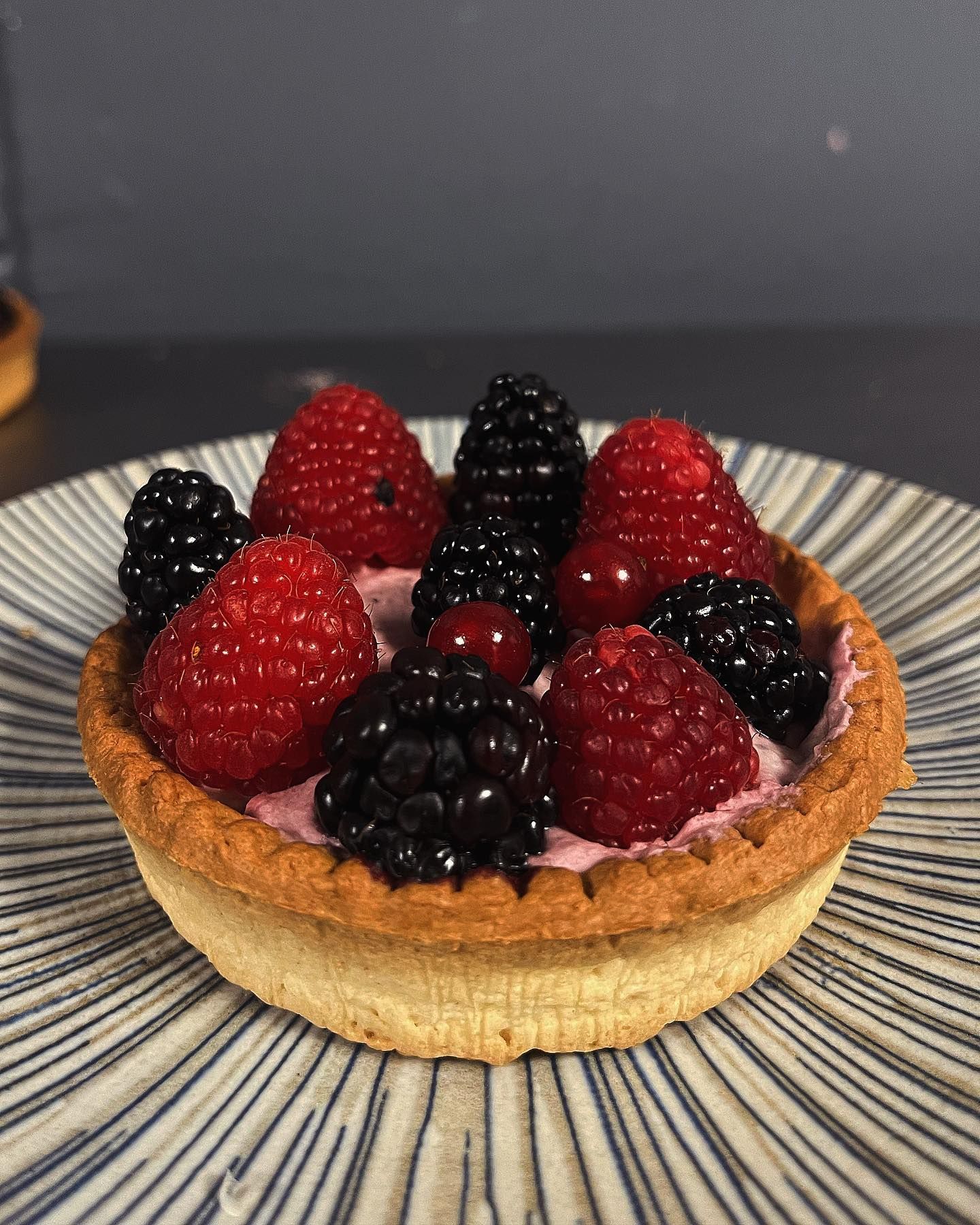 Tartelette aux fruits rouges avec mûres, groseilles et framboises