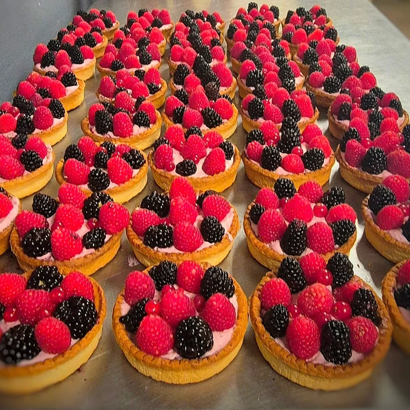 Tartelettes de saison aux mûres et aux framboises