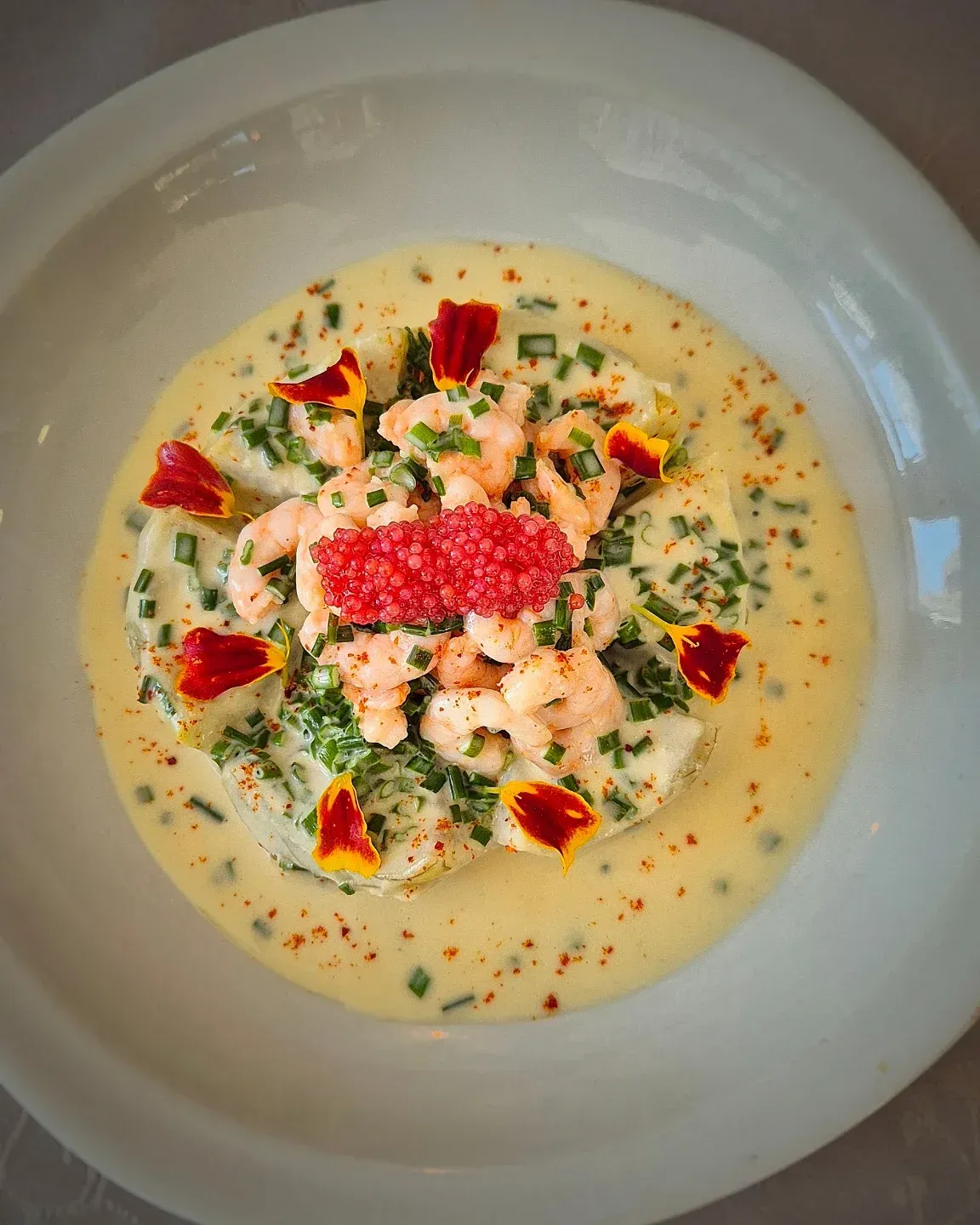 Plat signature avec crevettes et sauce