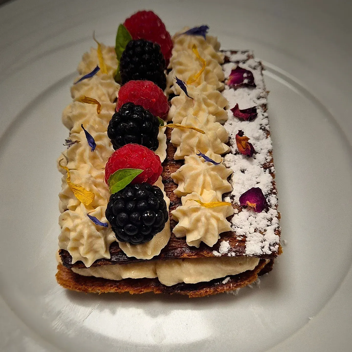 Millefeuille aux mûres et framboises, pétales de fleurs