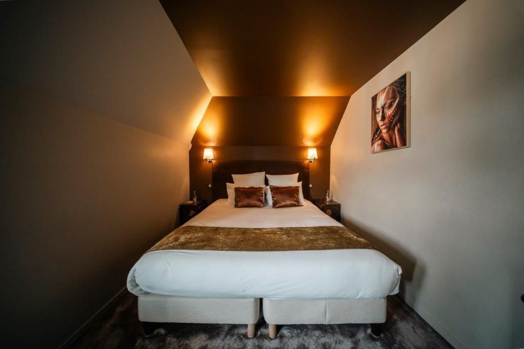 Lit queen size en gros plan et luminaires allumés