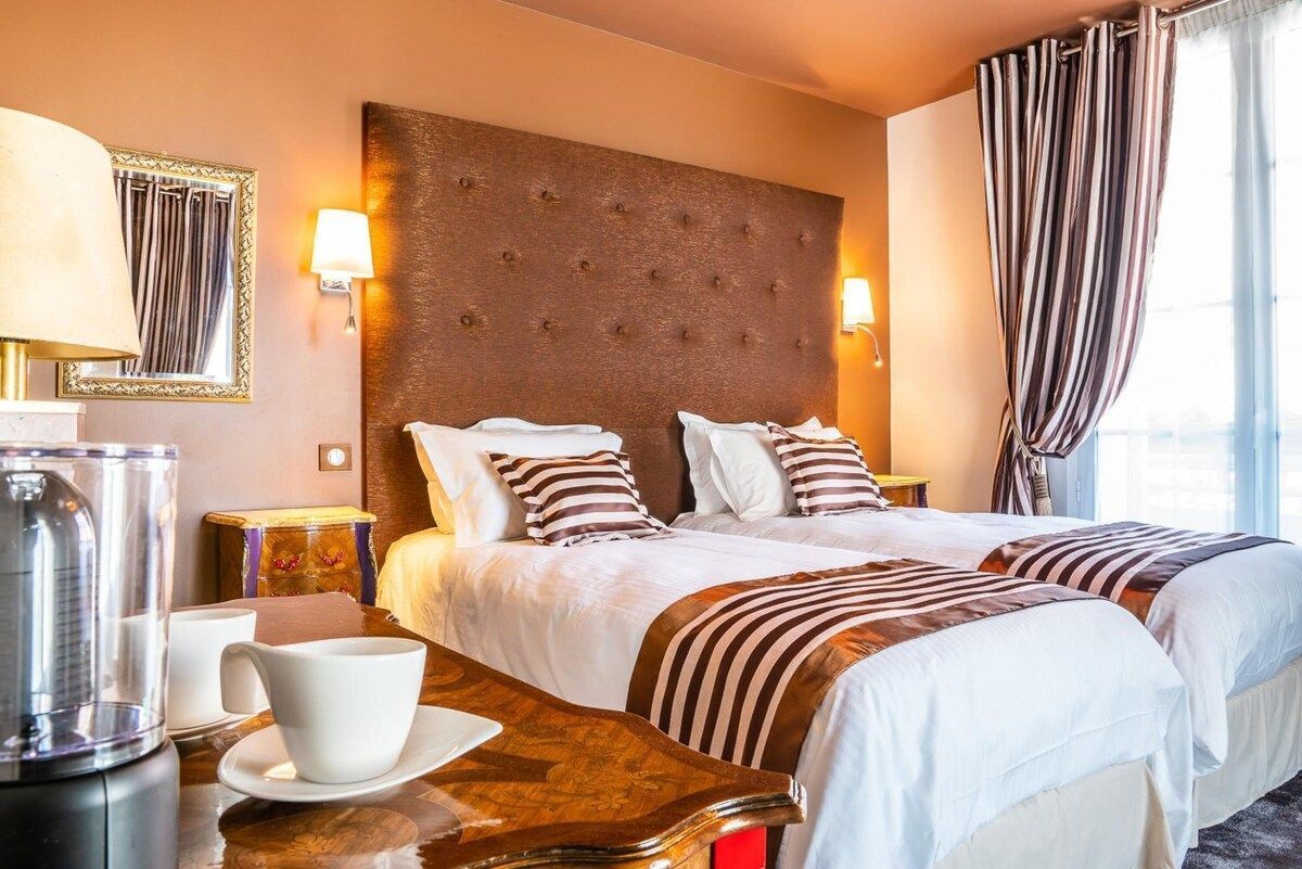 Chambre twin avec parure de lit marron et blanc
