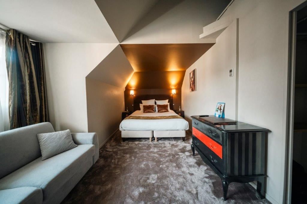 Lit queen size, commode rouge et noire