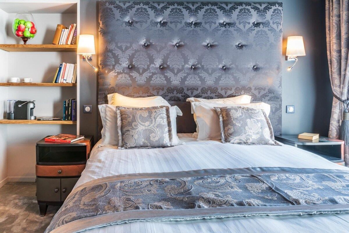 Lit et tête de lit matelassée grise