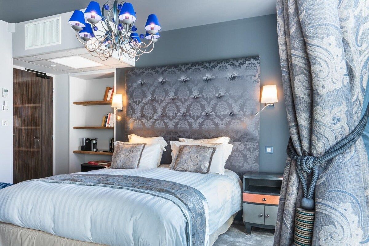 Chambre avec lit et lampes allumées