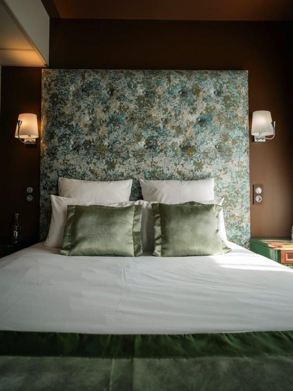 Lit queen size avec tête de lit vert bleu et blanc