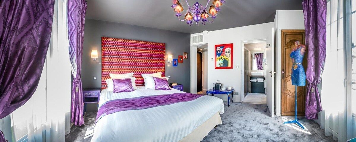 Chambre standard avec décoration moderne et colorée