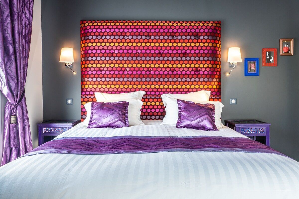 Chambre standard avec linge et tête de lit colorés