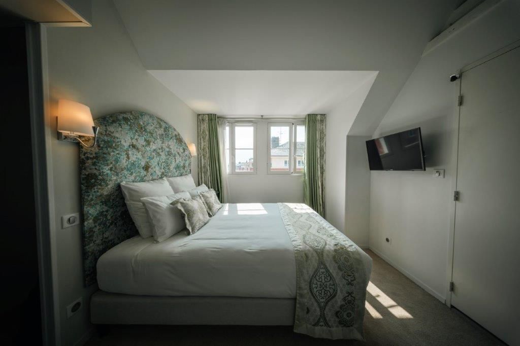 Lit de la chambre double avec fenêtres, TV 