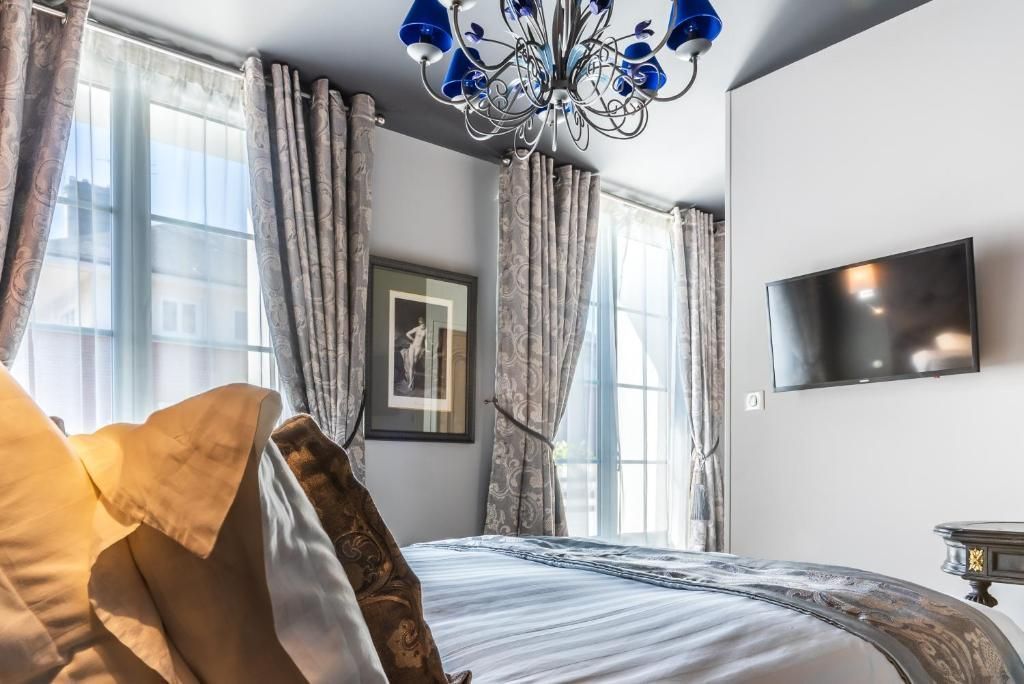 Chambre PMR avec décoration raffinée, lustre bleu