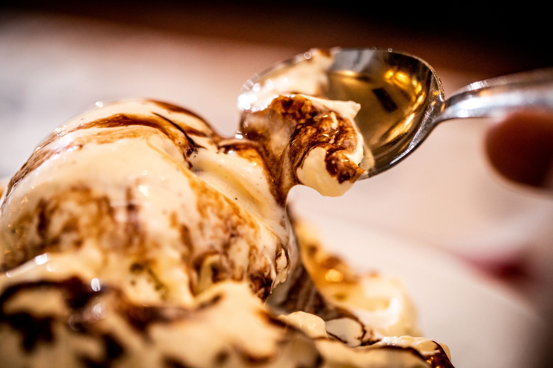 Dame blanche, sauce chocolat et glace vanille