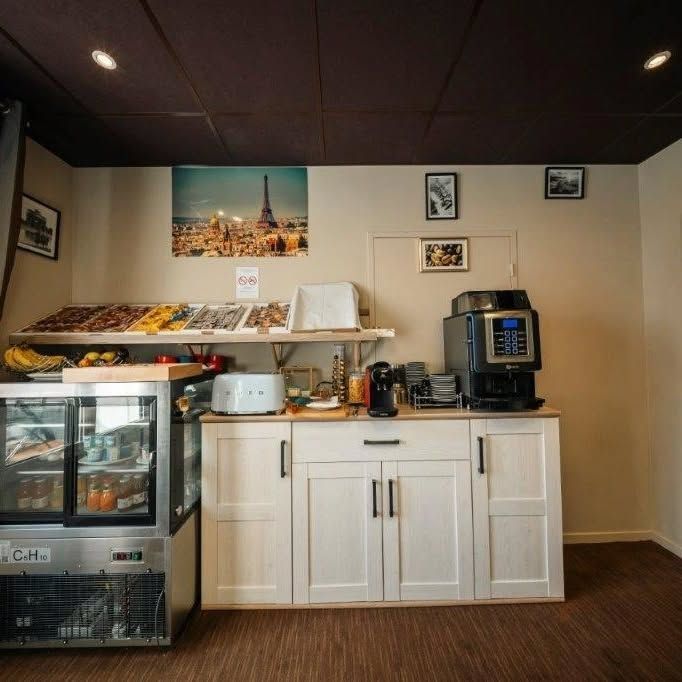 Buffet de petit-déjeuner, machine à café, grille-pain